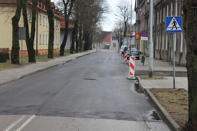 Remont ulicy Mostnika. Nowy asflalt i studzienki