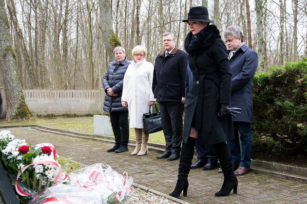 Ambasador Łotwy z wizytą na cmentarzu w Krępie Kaszubskiej