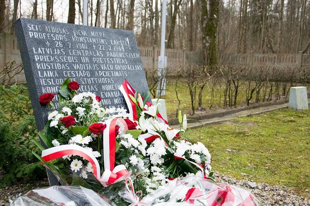 Ambasador Łotwy z wizytą na cmentarzu w Krępie Kaszubskiej