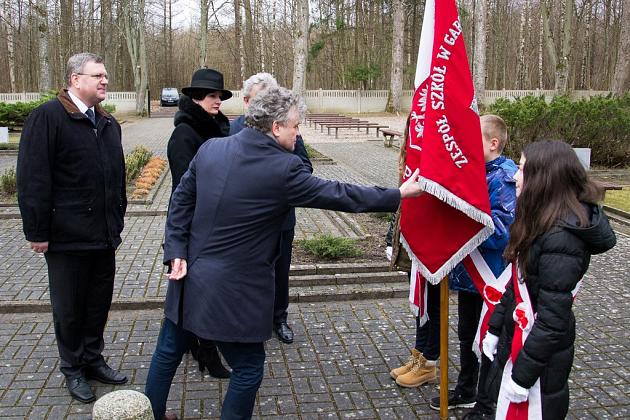 Ambasador Łotwy z wizytą na cmentarzu w Krępie Kaszubskiej