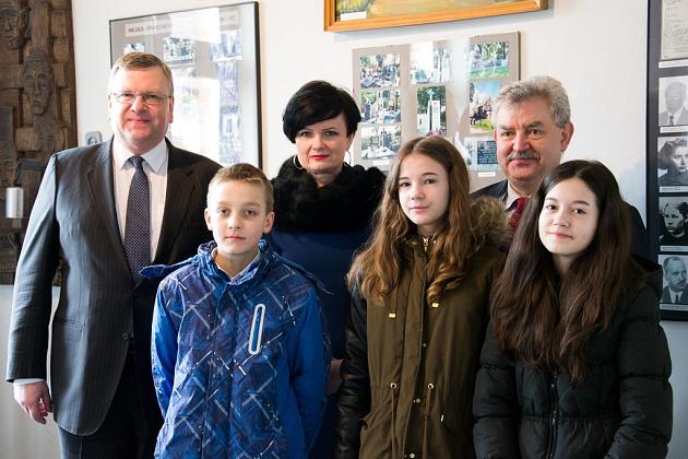 Ambasador Łotwy z wizytą na cmentarzu w Krępie Kaszubskiej