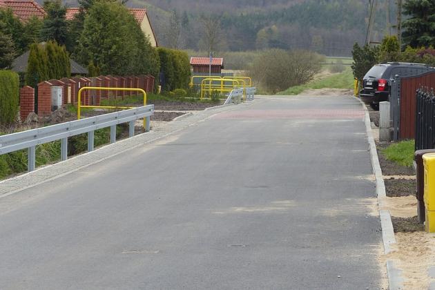 Asfalt i betonowa kostka na Lubelskiej. Wzmocniono rów melioracyjny