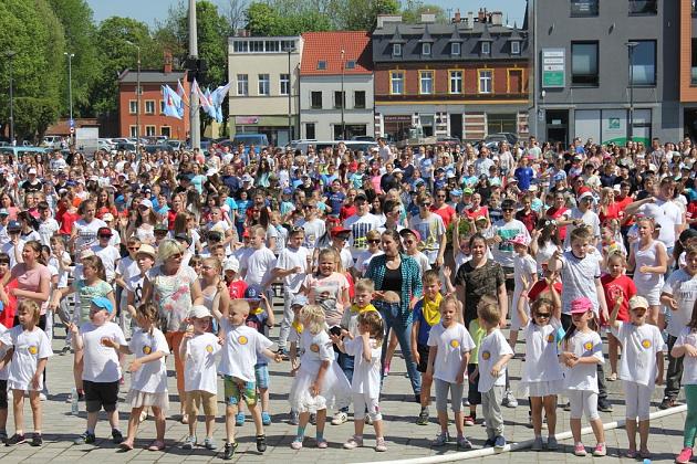 Rekord w tańczeniu układu choreograficznego do piosenki „Chocolate choco choco” pobity!