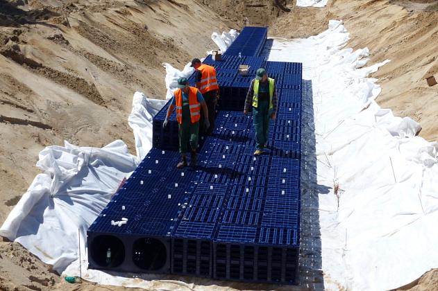 Zakopują skrzynie na Osiedlu Wschód