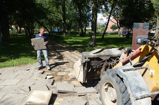 W Parku im. Michalskiego trwa budowa ścieżki pieszo-rowerowej