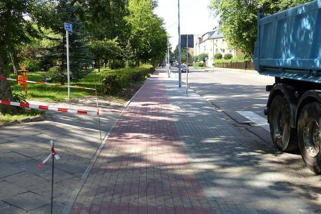 W Parku im. Michalskiego trwa budowa ścieżki pieszo-rowerowej