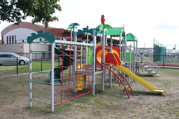 „Pod papugami”. Nowy plac zabaw przy ul. Staszica