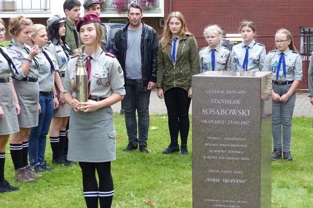 Wmurowali urnę z ziemią pod budowanym pomnikiem gen. Sosabowskiego