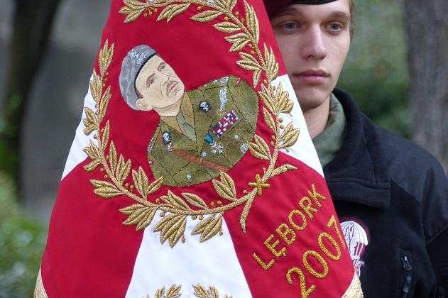 Wmurowali urnę z ziemią pod budowanym pomnikiem gen. Sosabowskiego