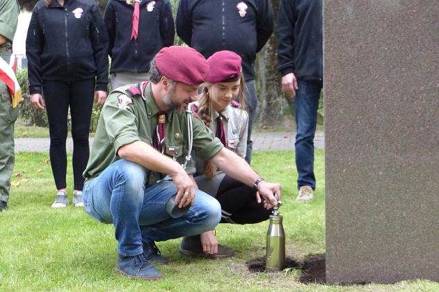 Wmurowali urnę z ziemią pod budowanym pomnikiem gen. Sosabowskiego