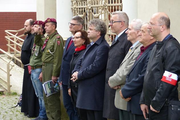 Wmurowali urnę z ziemią pod budowanym pomnikiem gen. Sosabowskiego
