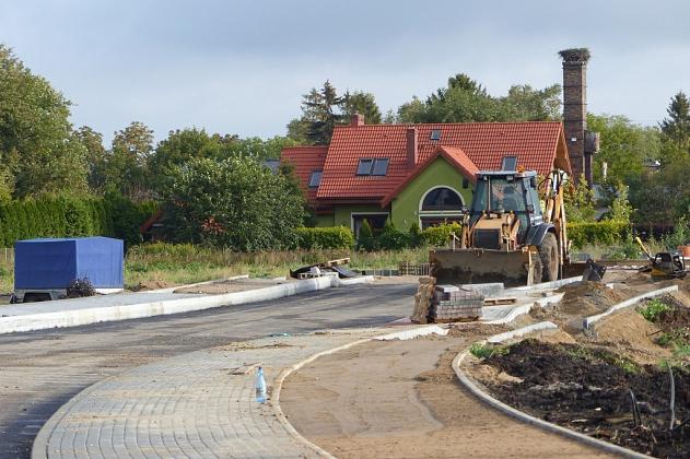 Most na Weterynaryjnej. Betonowe przęsło połączyło oba brzegi