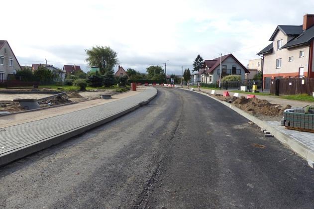 Most na Weterynaryjnej. Betonowe przęsło połączyło oba brzegi