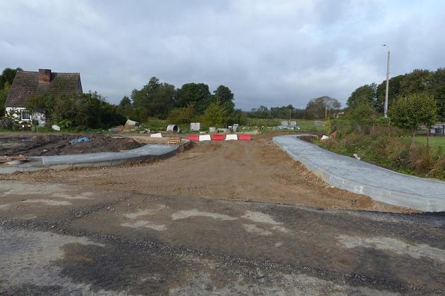 Most na Weterynaryjnej. Betonowe przęsło połączyło oba brzegi