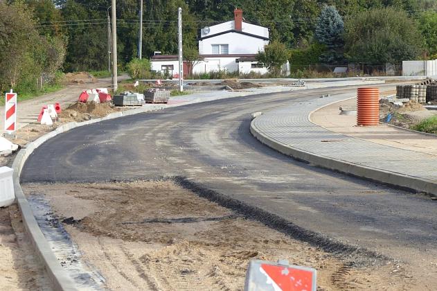 Most na Weterynaryjnej. Betonowe przęsło połączyło oba brzegi
