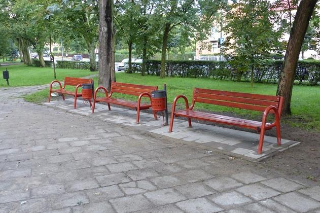 Nowy klomb, ławki i kosze w Parku im. Michalskiego