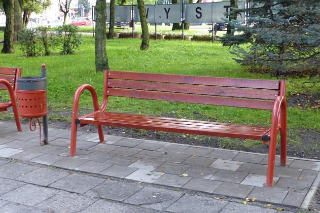 Nowy klomb, ławki i kosze w Parku im. Michalskiego