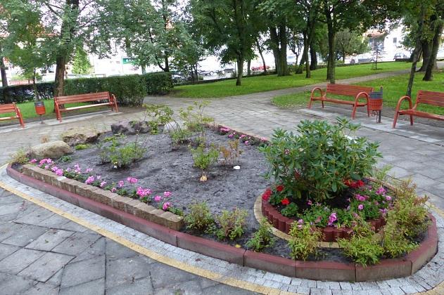 Nowy klomb, ławki i kosze w Parku im. Michalskiego