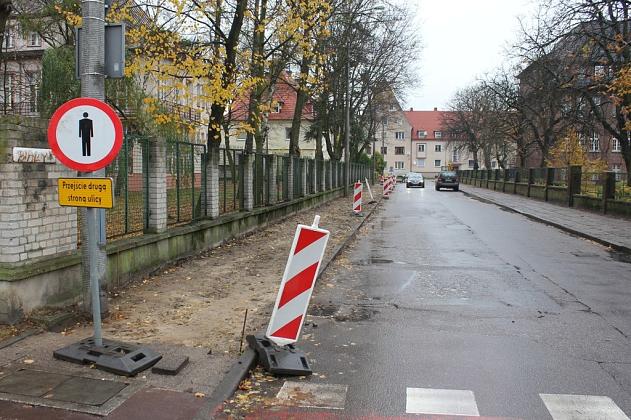 Nowy chodnik i zatoczka postojowa na ulicy Wybickiego