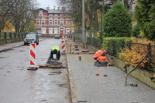 Nowy chodnik i zatoczka postojowa na ulicy Wybickiego