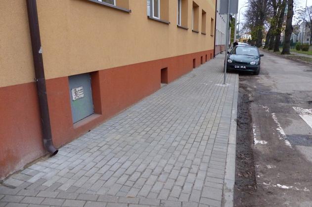 Plac Piastowski z nowym chodnikiem