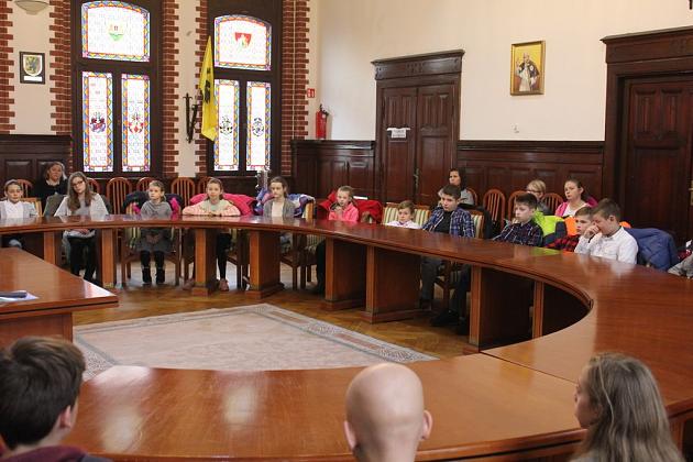 Przedświąteczna wizyta dzieci w ratuszu