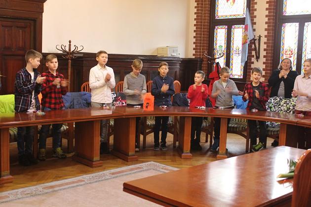 Przedświąteczna wizyta dzieci w ratuszu