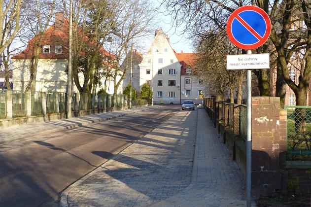 Nowy chodnik i zatoka postojowa na 14 pojazdów na ulicy Wybickiego