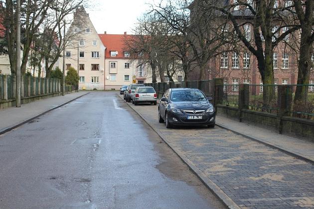 Nowy chodnik i zatoka postojowa na 14 pojazdów na ulicy Wybickiego