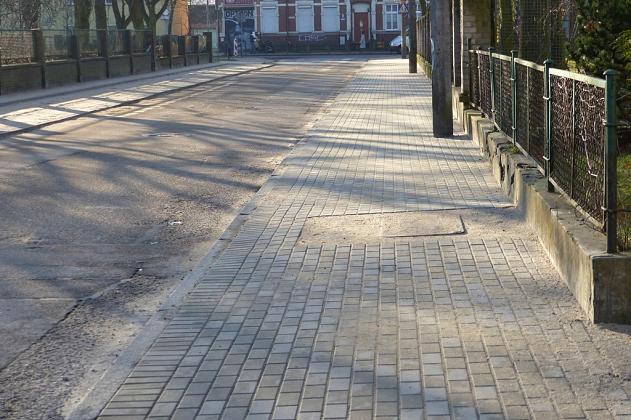 Nowy chodnik i zatoka postojowa na 14 pojazdów na ulicy Wybickiego