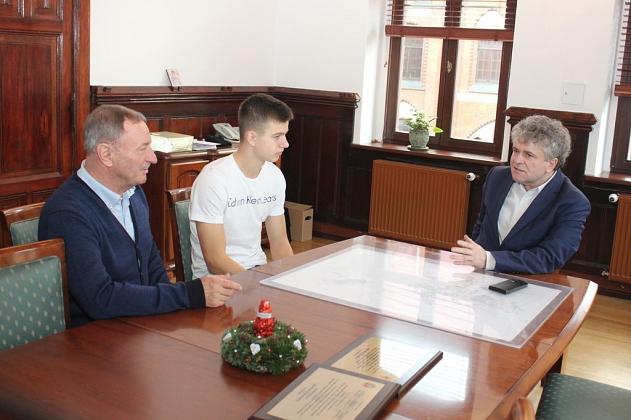 Pierwszy lęborczanin w piłkarskiej Ekstraklasie uhonorowany przez Burmistrza