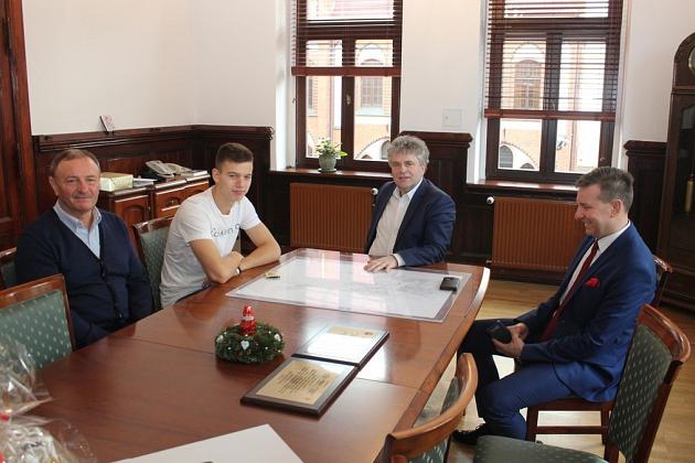 Pierwszy lęborczanin w piłkarskiej Ekstraklasie uhonorowany przez Burmistrza