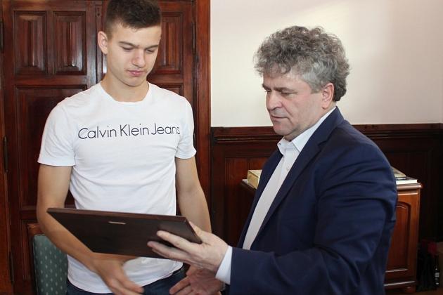 Pierwszy lęborczanin w piłkarskiej Ekstraklasie uhonorowany przez Burmistrza