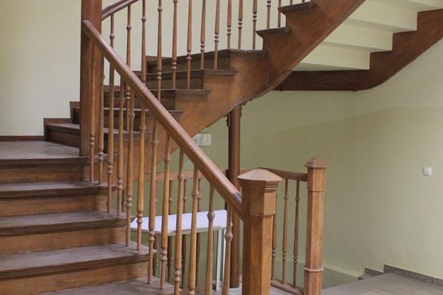 Klatka i schody w budynku MOPS wyremontowane