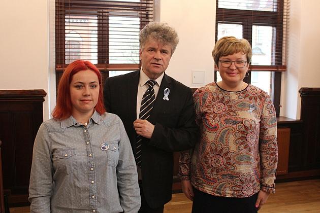 Niebieskie wstążeczki – znak solidarności z osobami z autyzmem