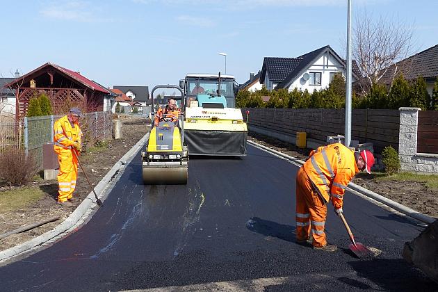 Kładą asfalt na Szarych Szeregów i gen. Sosabowskiego