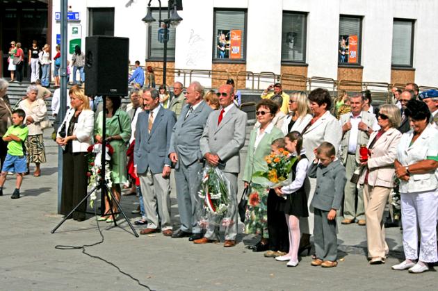 Znicze i kwiaty pamięci w rocznicę wybuchu wojny