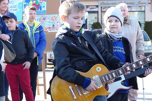 Niebieski Lębork. Podsumowanie kwietniowych Dni Autyzmu.