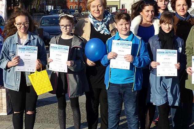 Niebieski Lębork. Podsumowanie kwietniowych Dni Autyzmu.