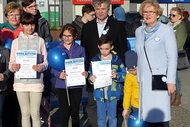 Niebieski Lębork. Podsumowanie kwietniowych Dni Autyzmu.