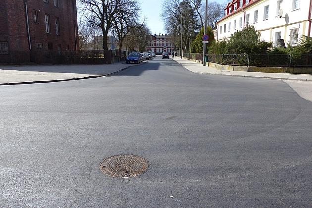 Nowy asfalt na placu Piastowskim i Wybickiego
