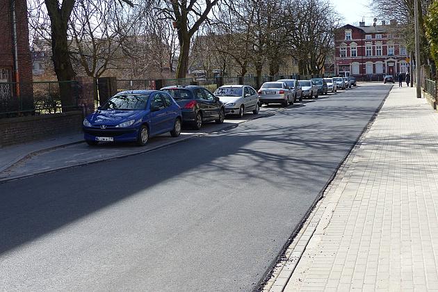 Nowy asfalt na placu Piastowskim i Wybickiego