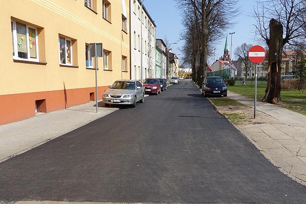 Nowy asfalt na placu Piastowskim i Wybickiego