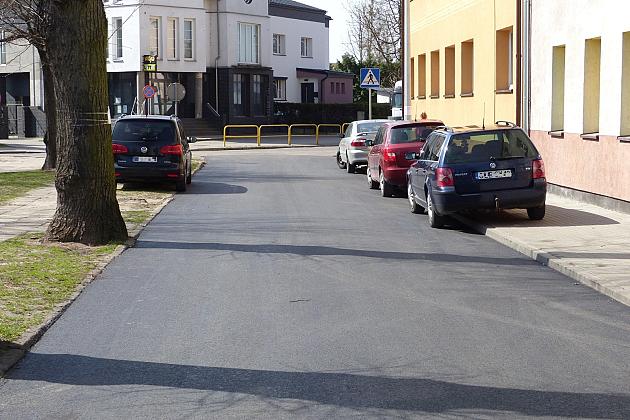 Nowy asfalt na placu Piastowskim i Wybickiego