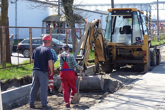 Asfalt zamiast betonowych płyt. Remont Zwarowskiej