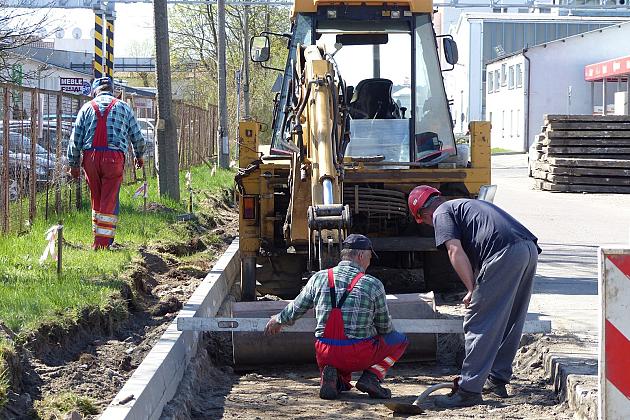 Asfalt zamiast betonowych płyt. Remont Zwarowskiej