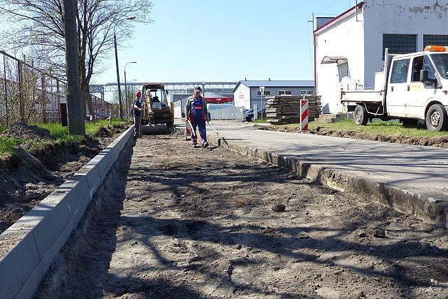 Asfalt zamiast betonowych płyt. Remont Zwarowskiej