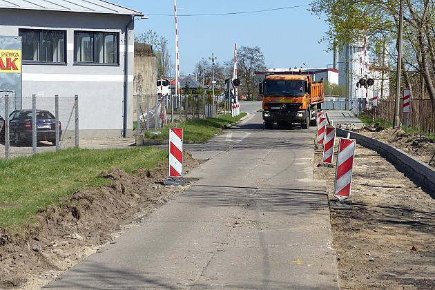 Asfalt zamiast betonowych płyt. Remont Zwarowskiej