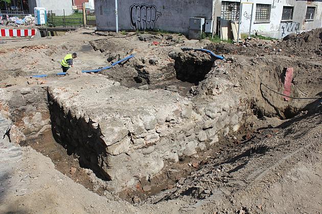 Na Waryńskiego odsłonięto fundamenty średniowiecznej baszty