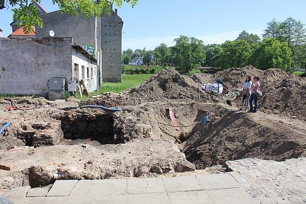 Na Waryńskiego odsłonięto fundamenty średniowiecznej baszty